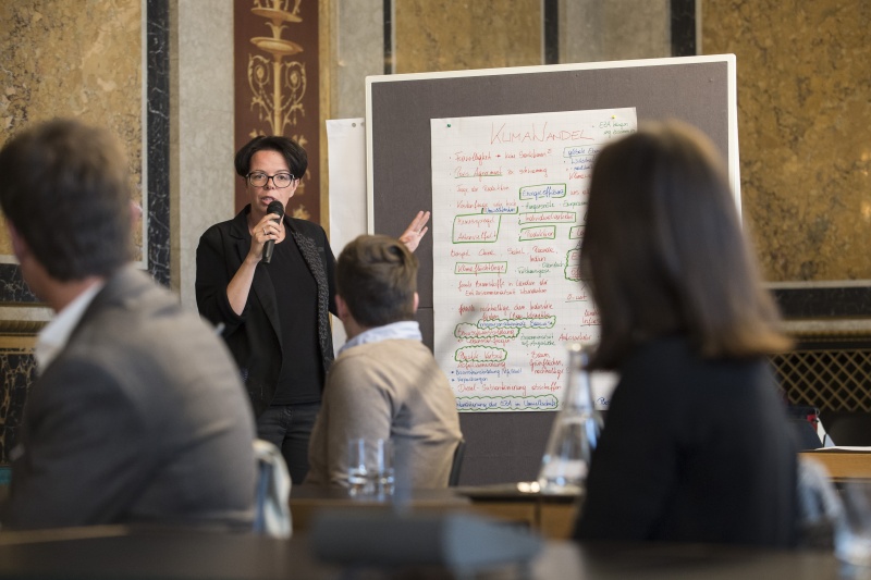 Nationalratsabgeordnete Tanja Windbüchler-Souschill (G) präsentiert die Arbeitsergebnisse ihrer Gruppe