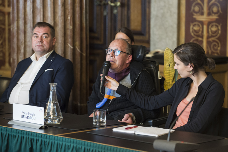 Nationalratsabgeordneter Franz-Joseph Huainigg (V)  präsentiert die Arbeitsergebnisse seiner Gruppe