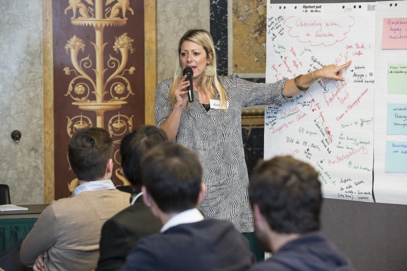 Nationalratsabgeordnete Katharina Kucharowits (S) präsentiert die Arbeitsergebnisse ihrer Gruppe