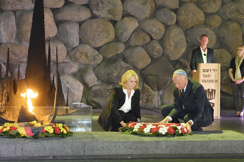 Besichtigung der Gedenkstätte Yad Vashem. Von links: Nationalratspräsidentin Doris Bures (S), Botschafter Österreichs in Israel Martin Weiss bei der Kranzniederlegung in der 'Halle der Erinnerung'.