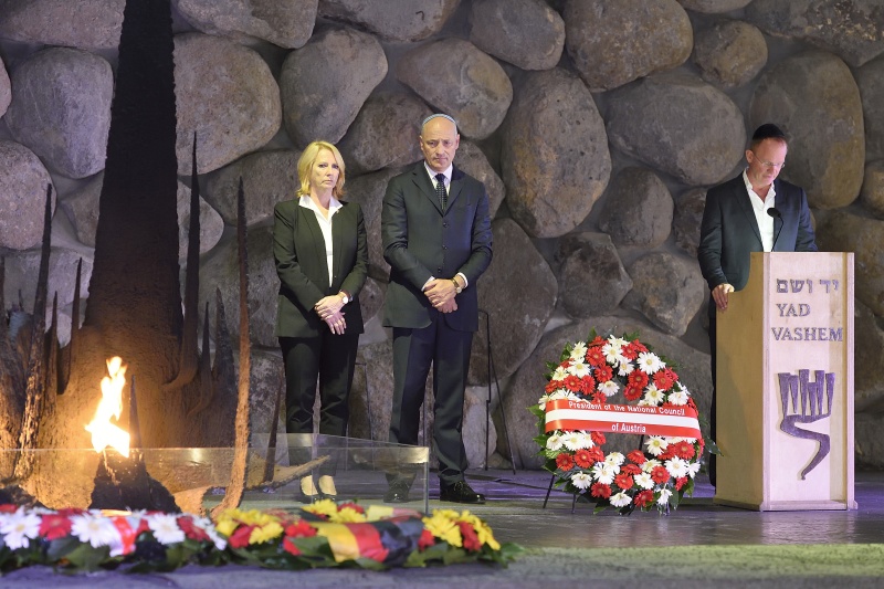 Besichtigung der Gedenkstätte Yad Vashem. Von links: Nationalratspräsidentin Doris Bures (S), Botschafter Österreichs in Israel Martin Weiss bei der Kranzniederlegung in der 'Halle der Erinnerung'.
