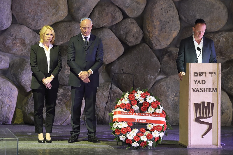 Besichtigung der Gedenkstätte Yad Vashem. Von links: Nationalratspräsidentin Doris Bures (S), Botschafter Österreichs in Israel Martin Weiss bei der Kranzniederlegung in der 'Halle der Erinnerung'.
