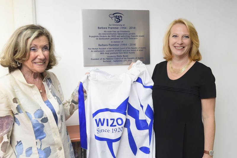Enthüllung einer Gedenktafel zu Ehren von Barbara Prammer. Von rechts: Nationalratspräsidentin Doris Bures (S),  Präsidentin WIZO Österreich Hava Bugajer