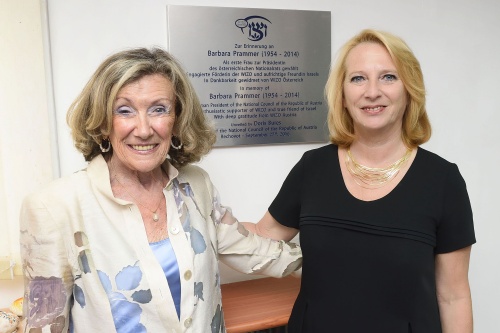 Enthüllung einer Gedenktafel zu Ehren von Barbara Prammer. Von rechts: Nationalratspräsidentin Doris Bures (S), Präsidentin WIZO Österreich Hava Bugajer