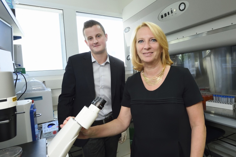 Besuch des Weizmann Istituts. Von links: Besuch des Weizmann Istituts. Von rechts: Nationalratspräsidentin Doris Bures (S), PhD Student aus Österreich Jonathen Byerl