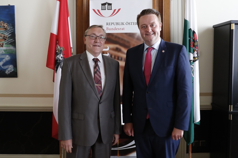 Von links: der Russische Botschafter Dmitri Ljubinski und Bundesratspräsident Mario Lindner (S)