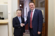 Von links: Der assistierende Außenminister Chinas Liu Haixing und Bundesratspräsident Mario Lindner (S)