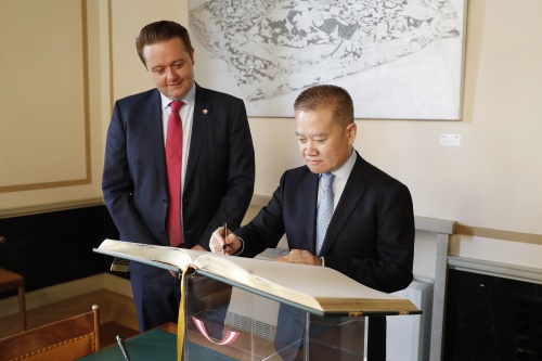Von rechts: Der assistierenden Außenminister Chinas Liu Haixing beim Eintrag in das Gästebuch, dahinter Bundesratspräsident Mario Lindner (S)