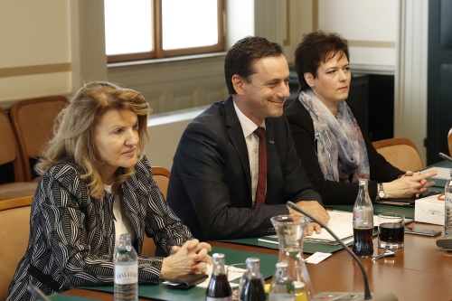 Österreichische Delegation von links: Bundesratsvizedirektorin Alice Alsch-Harant, Bundesratsvizepräsident Ernst Gödl (V) und Parlamentsbedienstete