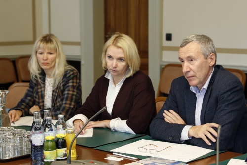 Delegation des Russischen Föderationsrates unter der Leitung von Andrej Klimow (rechts)