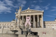 Pink Ribbon am Parlamentsgebäude aus Anlass des Internationalen Brustkrebstages am 1. Oktober