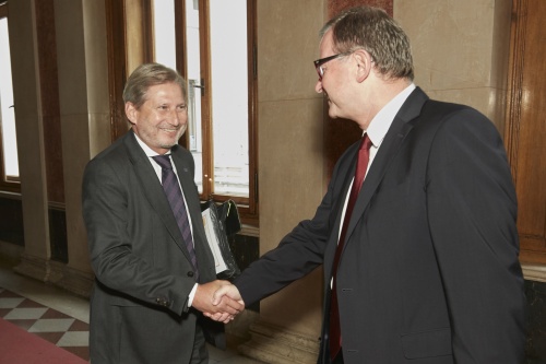 Von rechts: Zweiter Nationalratspräsident Karlheinz Kopf (V) begrüßt EU-Kommissar für Nachbarschaftspolitik und EU-Erweiterung Johannes Hahn
