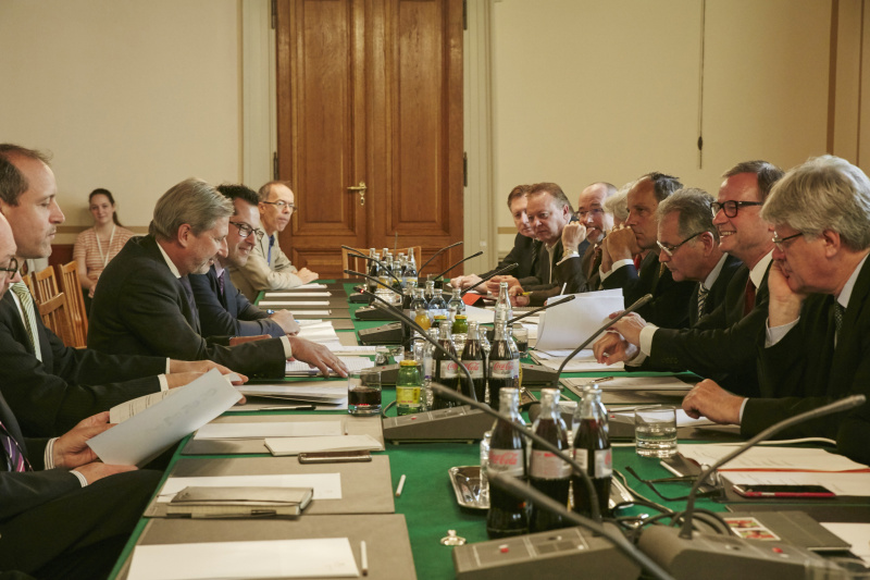 Aussprache. Linke Tischhälfte von links: Leiter der Politischen Abteilung der EK-Vertretung Wolfgang Bogensberger, Leiter der Vertretung der Europäischen Kommission in Österreich Jörg Wojahn, EU-Kommissar für Nachbarschaftspolitik und EU-Erweiterung Johannes Hahn, Kabinettsmitglied des Kommissars David Müller. Rechte Tischhälfte von links: Nationalratsabgeordneten Andreas F.Karlsböck (F), Hannes Weninger (S), Christoph Vavrik (N), Johannes Hübner (F), Bundesrat Edgar Mayer (V), Zweiter Nationalratspräsident Karlheinz Kopf (V), Bundesrat Stefan Schennach (S)