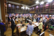 Blick Richtung VeranstaltungsteilnehmerInnen bei einer Führung durch die Parlamentsbibliothek - Lesesaal