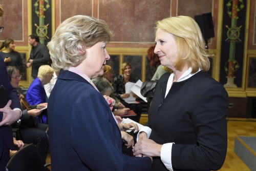 Von rechts: Nationalratspräsidentin Doris Bures (S) im Gespräch mit einer Veranstaltungsteilnehmerin