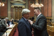 Bundesratspräsident Mario Lindner (S) steckt Bundesrat Stefan Schennach (S) das Ehrenzeichen an