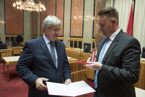 Bundesratspräsident Mario Lindner (S) übergibt Bundesrat Stefan Schennach (S) das Ehrenzeichen und die Urkunde