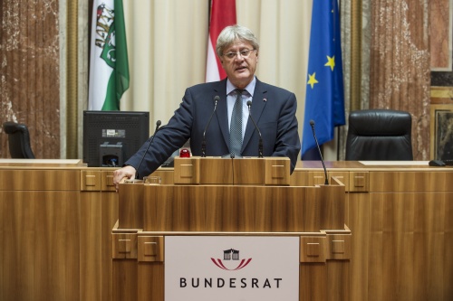Bundesrat Stefan Schennach (S) bei seine Dankesrede