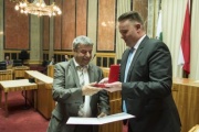 Bundesratspräsident Mario Lindner (S) übergibt Bundesrat Hans-Peter Bock (S) das Ehrenzeichen und die Urkunde