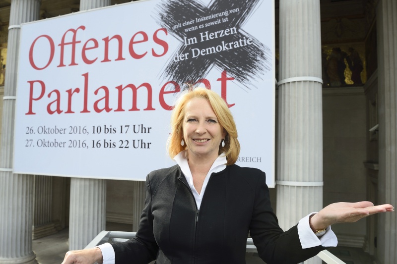 Nationalratspräsidentin Doris Bures (S) präsentiert das Transparent zur Aktion 'Offenes Parlament am 26. und 27.10.2016