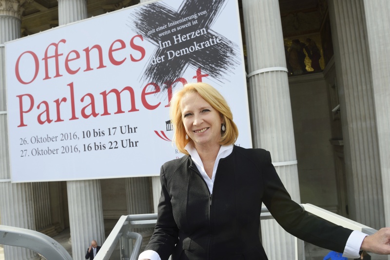 Nationalratspräsidentin Doris Bures (S) präsentiert das Transparent zur Aktion 'Offenes Parlament am 26. und 27.10.2016