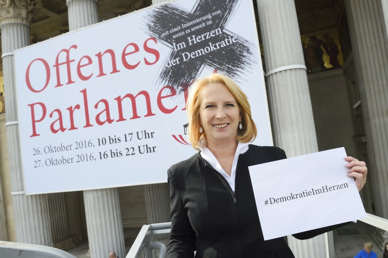 Nationalratspräsidentin Doris Bures (S) präsentiert das Transparent zur Aktion 'Offenes Parlament am 26. und 27.10.2016