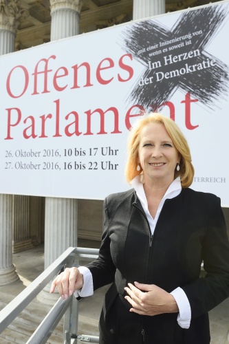 Nationalratspräsidentin Doris Bures (S) präsentiert das Transparent zur Aktion 'Offenes Parlament am 26. und 27.10.2016