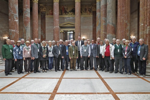 Gruppenfoto des Pensionistenverbandes Steiermark miti Bundesratspräsident Mario Lindner (S) (Mitte