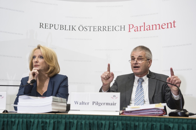 Am Podium von links: Nationalratspräsidentin Doris Bures (S), Verfahrensrichter Walter Pilgermair