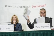 Am Podium: Nationalratspräsidentin Doris Bures (S) und Verfahrensrichter Walter Pilgermair mit Untersuchungsbericht