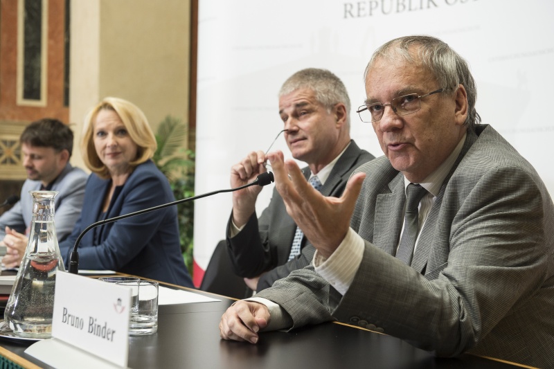 Am Podium von rechts: Verfahrensanwalt Bruno Binder, Verfahrensrichter Walter Pilgermair, Nationalratspräsidentin Doris Bures (S), David Loretto