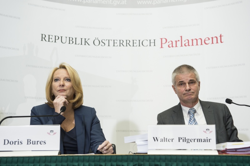 Am Podium von links: Nationalratspräsidentin Doris Bures (S), Verfahrensrichter Walter Pilgermair
