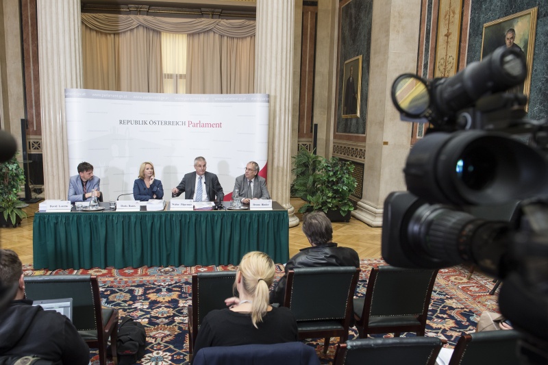 Am Podium von links: David Loretto, Nationalratspräsidentin Doris Bures (S), Verfahrensrichter Walter Pilgermair, Verfahrensanwalt Bruno Binder