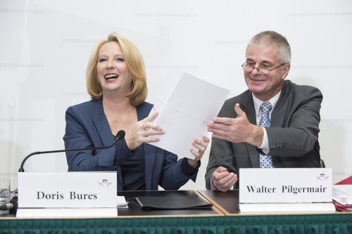 Am Podium von links: Nationalratspräsidentin Doris Bures (S), Verfahrensrichter Walter Pilgermair