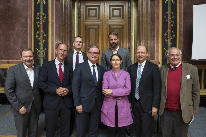 Von links: Dieter Halper, Politologe Peter Filzmaier, Managing Director Agenda Austria Franz Schellhorn, Zweiter Nationalratspräsident Karlheinz Kopf (V), Moderator Michael Fleischhacker, Chefredakteurin Alexandra Föderl-Schmid, Geschäftsführer Public Affairs Thomas Hofer, Zweiter Nationalratspräsident a.D., Bundesminister a.D. Heinrich Neisser