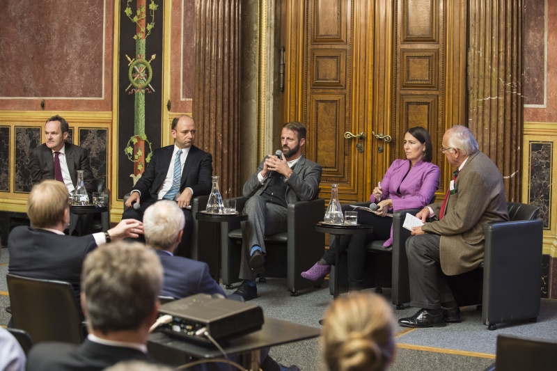 Am Podium von links: Managing Director Agenda Austria Franz Schellhorn, Geschäftsführer Public Affairs Thomas Hofer, Moderator Michael Fleischhacker am Wort, Chefredakteurin Alexandra Föderl-Schmid, Bundesminister a.D. Heinrich Neisser