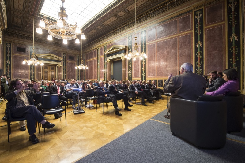 Podium mit Blick Richtung VeranstaltungsteilnehmerInnen