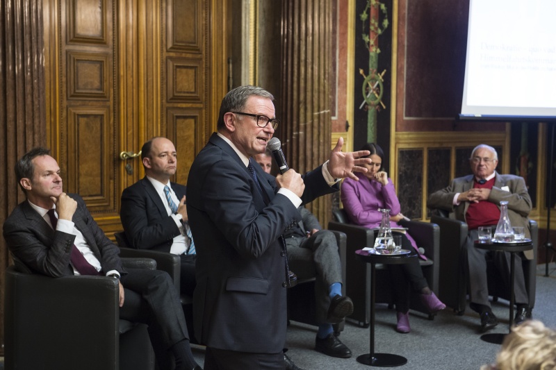 Von links: Managing Director Agenda Austria Franz Schellhorn, Geschäftsführer Public Affairs Thomas Hofer, Zweiter Nationalratspräsident Karlheinz Kopf (V) am Wort, Chefredakteurin Alexandra Föderl-Schmid, Zweiter Nationalratspräsident a.D., Bundesminister a.D. Heinrich Neisser