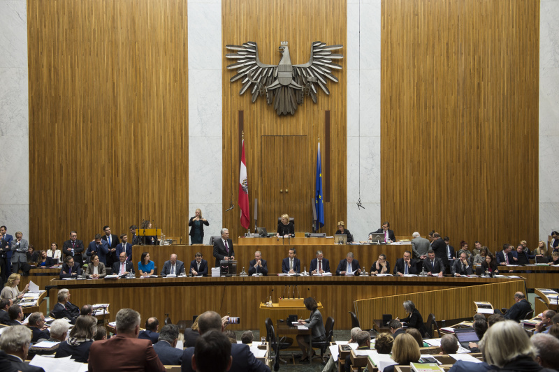 Auf der Regierungsbank von links: Staatssekretär Harald Mahrer (V), Bildungsministerin Sonja Hammerschmid, Innenminister Wolfgang Sobotka (V), Familienministerin Sophie Karmasin (V), Justizminister Wolfgang Brandstetter (V), Außenminister Sebastian Kurz (V), Finanzminister Johann Georg Schelling (V) am Wort, Vizekanzler Reinhold Mitterlehner (V) Bundeskanzler Christian Kern (S), Arbeitsminister Alois Stöger (S), Landwirtschaftsminister Andrä Rupprechter (V), Gesundheitsministerin Sabine Oberhauser (S), Verteidigungsminister Hans Peter Doskozil (S), Infrastrukturminister Jörg Leichtfried (S), Kulturminister Thomas Drozda (S), Staatssekretärin Muna Duzdar (S). Am Präsidium Nationalratspräsidentin Doris Bures (S)
