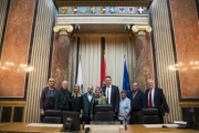 Gruppenfoto mit Bundesratspräsident Mario Lindner (S) (Mitte)