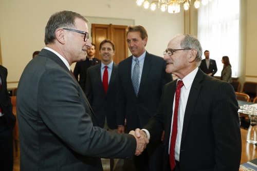Von links: Zweiter Nationalratspräsident Karl Heinz Kopf (VP) begrüßt Senator James Risch