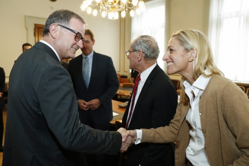 Von links: Zweiter Nationalratspräsident Karl Heinz Kopf begrüßt Botschafterin Alexa Wesner