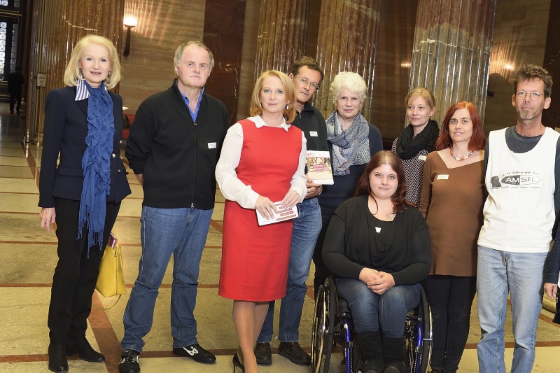 Nationalratspräsidentin Doris Bures (S) (3. von links) mit TeilnehmerInnen der Veranstaltung