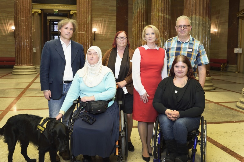 Nationalratspräsidentin Doris Bures (S) (3. von rechts) mit VeranstaltungsteilnehmerInnen