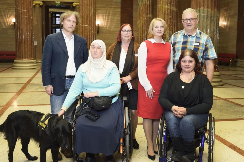 Nationalratspräsidentin Doris Bures (S) (3. von rechts) mit VeranstaltungsteilnehmerInnen