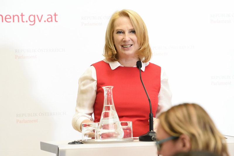 Nationalratspräsidentin Doris Bures (S) bei der Begrüßung
