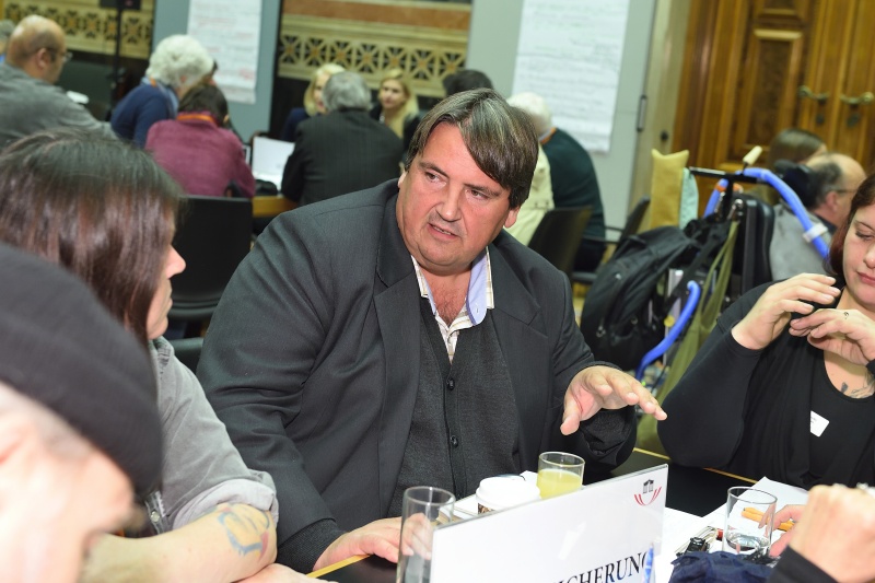 Nationalratsabgeordneter Josef Muchitsch (S) im Gespräch