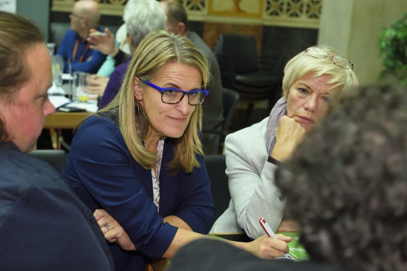Von links: Nationalratsabgeordnete Ulrike Königsberger-Ludwig (S) und Bundesrätin Monika Mühlwerth (F) im Gespräch mit VeranstaltungsteilnehmerInnen