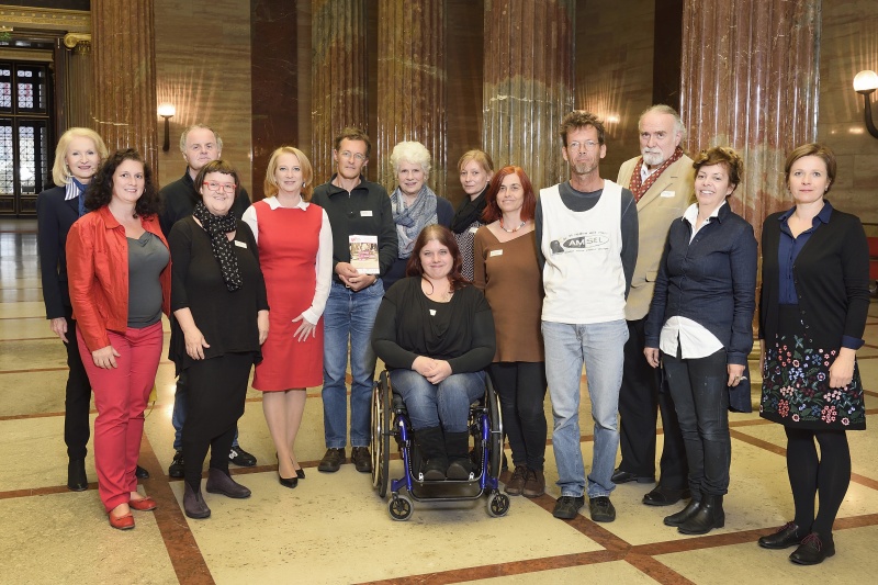 Nationalratspräsidentin Doris Bures (S) (5. von links) mit TeilnehmerInnen der Veranstaltung