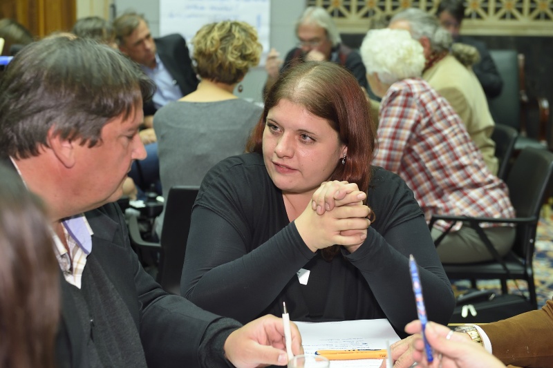 von rechts: Vera Hinterdorfer, Plattform Sichtbar Werden im Gespräch mit Natinoalratsabgeordneten Josef Muchitsch (S)
